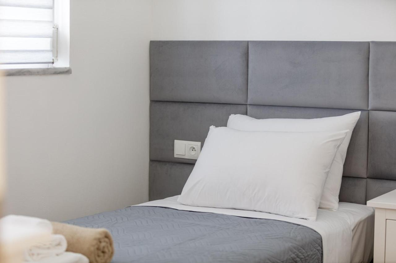 Leilighet Adelphes Beachfront With Direct Connection To The