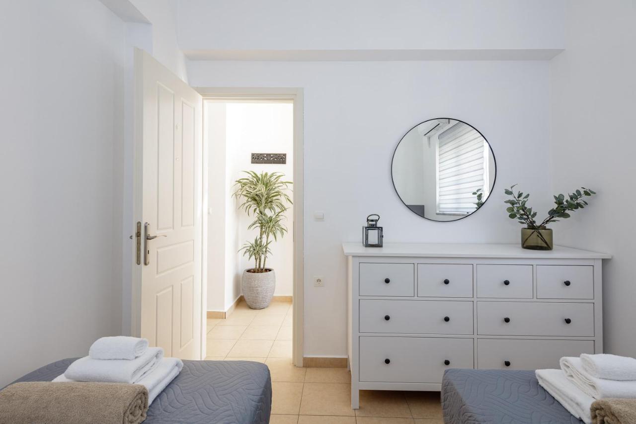 Leilighet Adelphes Beachfront With Direct Connection To The